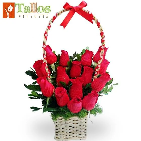 corazón de rosas en canasta para regalo romántico delivery de flores en Lima