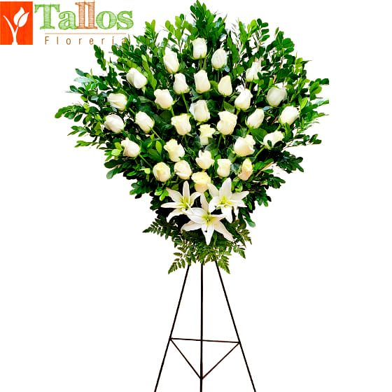 Arreglo floral de condolencias con rosas blancas y lirios blancos para velorios elegante y sobrio con delivery en Lima