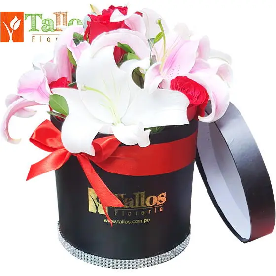 box floral de rosas rojas y liliums para regalo romántico delivery de flores en Lima