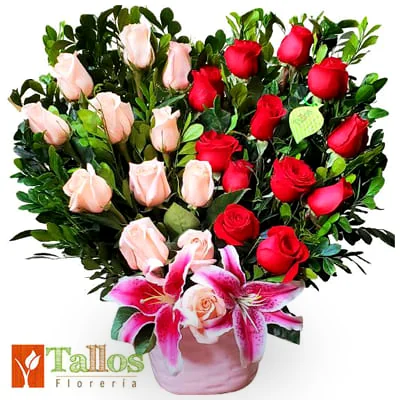 Arreglo floral de rosas en forma de corazón con lirios en base de cerámica elegante para regalo de amor en Lima