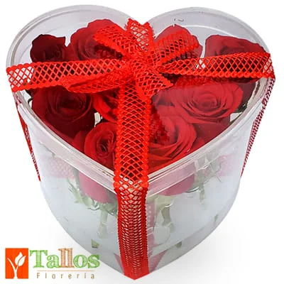 rosas rojas en caja transparente en forma de corazón para amor delivery de flores en Lima